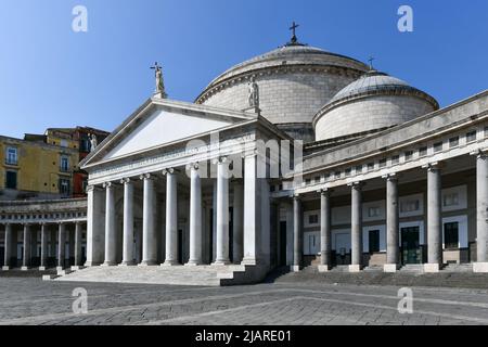 Blick auf die Basilica reale Pontificia Kirche San Francesco da Paola auf der Piazza del Plebiscito, dem Hauptplatz der Stadt, und Steinlöwenskulpturen in Neapel Stockfoto