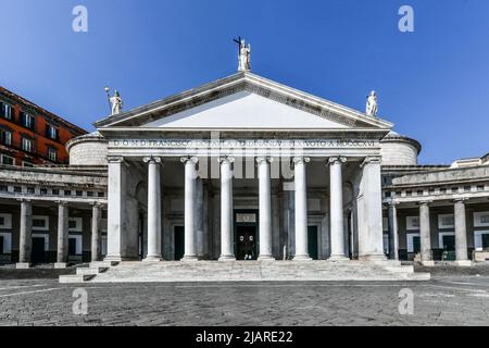 Blick auf die Basilica reale Pontificia Kirche San Francesco da Paola auf der Piazza del Plebiscito, dem Hauptplatz der Stadt, und Steinlöwenskulpturen in Neapel Stockfoto