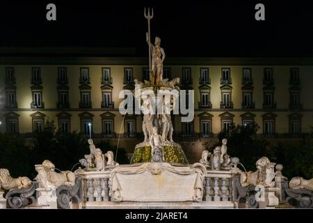 Neptunbrunnen (Fontana del Nettuno) ist ein monumentaler Brunnen, der sich auf dem Municipio-Platz in Neapel, Italien, befindet. Stockfoto