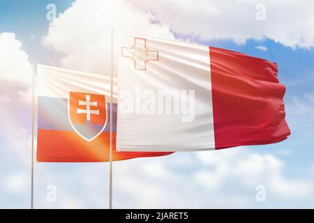 Sonniger blauer Himmel und Flaggen von malta und der slowakei Stockfoto