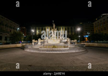 Neapel, Italien - 18. Aug 2021: Neptunbrunnen (Fontana del Nettuno) ist ein monumentaler Brunnen, der sich am Municipio-Platz in Neapel, Italien, befindet. Stockfoto