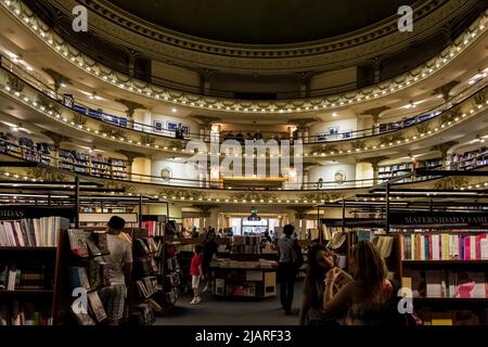 Architektonisches Detail von El Ateneo Grand Splendid, einer der schönsten Buchhandlungen der Welt, in Buenos Aires. Stockfoto