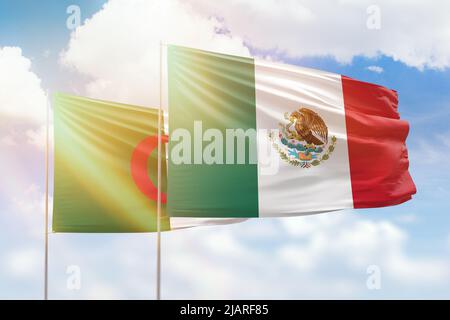 Sonniger blauer Himmel und Flaggen von mexiko und algerien Stockfoto