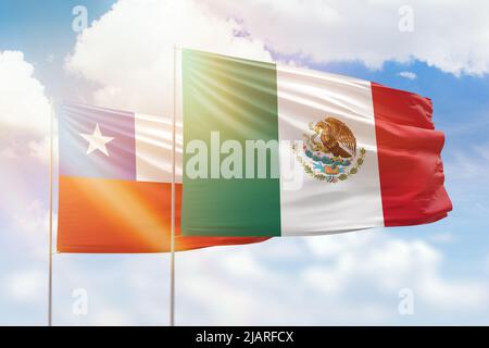 Sonniger blauer Himmel und Flaggen von mexiko und chile Stockfoto