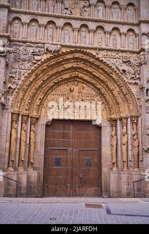 Sanguesa, Navarra Spanien märz 6 2022, romanischer Portikus der Kirche Santa Maria la Real Stockfoto