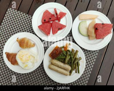 Vier Gerichte mit verschiedenen Arten von Speisen serviert als Frühstück auf dem Tisch Stockfoto