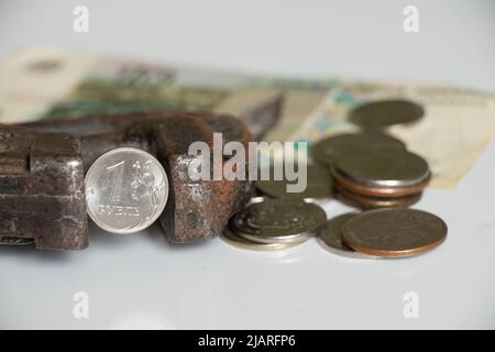 Der Gasschlüssel beinhaltet einen russischen Rubel, Sanktionen gegen Russland, den Zusammenbruch des Rubels, Finanzen und Wirtschaft in Russland Stockfoto