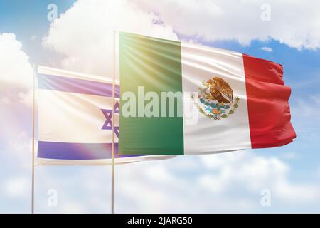 Sonniger blauer Himmel und Flaggen von mexiko und israel Stockfoto