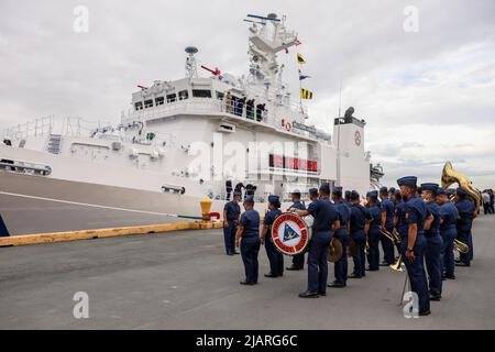 Manila, Philippinen. 1.. Juni 2022. Mitglieder der philippinischen Küstenwache stehen in Formation, als sie die Ankunft des BRP Melchora Aquino im Hafengebiet von Manila, Philippinen, begrüßen. 1. Juni 2022. Das brandneue, von Japan gebaute Mehrzweckschiff wurde von der Küstenwache beauftragt, seine Fähigkeiten im Bereich der maritimen Sicherheit, Sicherheit und des marinen Umweltschutzes in den Gewässern des Landes zu stärken, insbesondere im umstrittenen Südchinesischen Meer, wo die Philippinen weiterhin angespannte territoriale Auseinandersetzungen mit China haben. (Bild: © Basilio Sepe/ZUMA Press Wire) Stockfoto