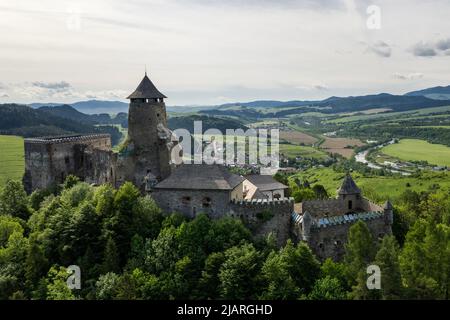 Burg Stara Lubovna in der Slowakei, Lufttrohnansicht. Stockfoto