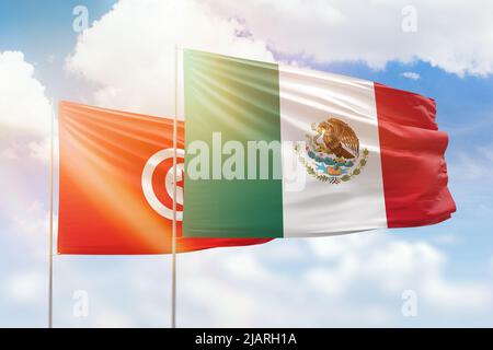 Sonniger blauer Himmel und Flaggen von mexiko und tunesien Stockfoto