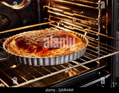 Tarte mit Mandelsahnefüllung, fertig nach dem Backen im Ofen. Königskuchen Stockfoto