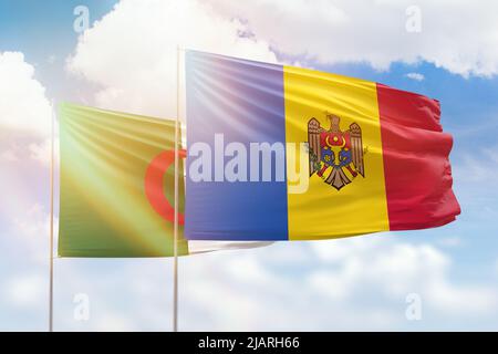 Sonniger blauer Himmel und Flaggen von moldawien und algerien Stockfoto