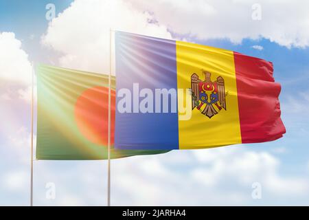 Sonniger blauer Himmel und Flaggen von moldawien und bangladesch Stockfoto