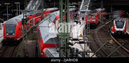 Hamburg, Deutschland. 01.. Juni 2022. Regionalzüge, Pendlerzüge und ein S-Bahn-Zug stehen heute früh am Morgen auf den Bahnsteigen am Hauptbahnhof an. Seit Juni 1 gilt das 9-Euro-Ticket für Nahverkehrszüge in ganz Deutschland. Quelle: Christian Charisius/dpa/Alamy Live News Stockfoto