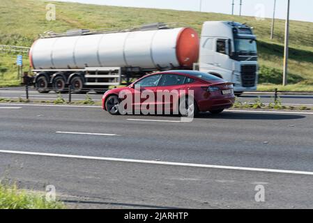 Elektroauto (Tesla) auf der M62 (in der Nähe von Huddersfield, England) Stockfoto