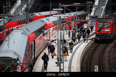 Hamburg, Deutschland. 01.. Juni 2022. Am frühen Morgen steigen die Passagiere am Hauptbahnhof aus einem Regionalzug aus. Seit Juni 1 gilt das 9-Euro-Ticket für den öffentlichen Nahverkehr in ganz Deutschland. Quelle: Christian Charisius/dpa/Alamy Live News Stockfoto