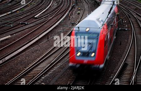 Hamburg, Deutschland. 01.. Juni 2022. Am frühen Morgen fährt ein Regionalzug in den Hauptbahnhof. Seit Juni 1 gilt das 9-Euro-Ticket für den öffentlichen Nahverkehr in ganz Deutschland. Quelle: Christian Charisius/dpa/Alamy Live News Stockfoto