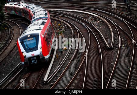 Hamburg, Deutschland. 01.. Juni 2022. Am frühen Morgen fährt eine S-Bahn vom Hauptbahnhof ab. Seit Juni 1 gilt das 9-Euro-Ticket für den öffentlichen Nahverkehr in ganz Deutschland. Quelle: Christian Charisius/dpa/Alamy Live News Stockfoto