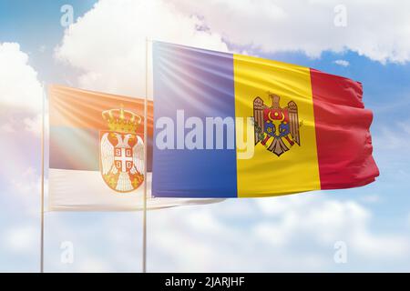 Sonniger blauer Himmel und Flaggen von moldawien und serbien Stockfoto