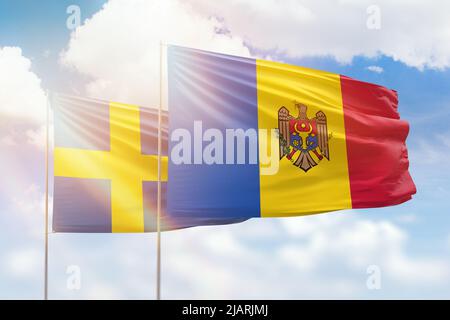 Sonniger blauer Himmel und Flaggen von moldawien und schweden Stockfoto