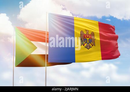 Sonniger blauer Himmel und Flaggen von moldawien und sudan Stockfoto