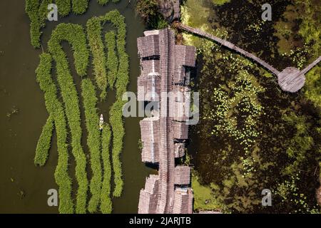 Luftaufnahme des schwimmenden Marktes Sapan Khong in Suphan Buri, Thailand Stockfoto