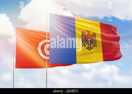 Sonniger blauer Himmel und Flaggen von moldawien und tunesien Stockfoto