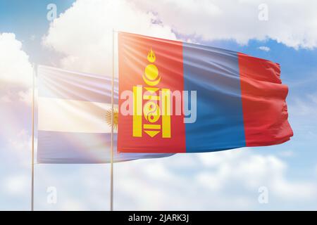 Sonniger blauer Himmel und Flaggen der mongolei und argentiniens Stockfoto