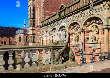 Löwenstatue am Eingang zum Schloss Frederiksborg in Hillerod, Dänemark Stockfoto