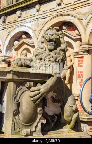 Löwenstatue am Eingang zum Schloss Frederiksborg in Hillerod, Dänemark Stockfoto