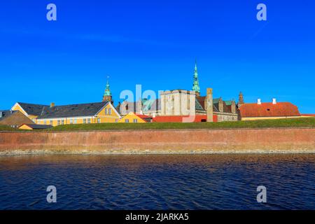 Blick auf Schloss Kronborg und Meerenge von Oresund in Helsingor (Elsinore), Dänemark Stockfoto