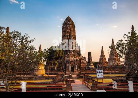 Wat Chaiwatthanaram, berühmter Ruinentempel in der Nähe des Chao Phraya Flusses in Ayutthaya, Thailand Stockfoto