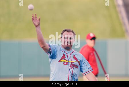 St. Louis, Usa. 01.. Juni 2022. NASCAr-Rennfahrer Cole Custer wirft eine feierliche erste Seillänge vor den San Diego Padres -St. Baseballspiel der Louis Cardinals im Busch Stadium in St. Louis am Dienstag, den 31. Mai 2022. Die NASCar Cup Series besucht dieses Wochenende den World WideTechnologies Raceway. Foto von Bill Greenblatt/UPI Credit: UPI/Alamy Live News Stockfoto