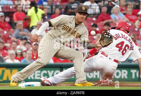 St. Louis, Usa. 01.. Juni 2022. San Diego Padres Manny Machado fängt den Baseballplatz, als die St. Louis Cardinals Paul Goldschmidt am Dienstag, den 31. Mai 2022, im dritten Inning im Busch Stadium in St. Louis auf einem wilden Platz zur dritten Basis vorrückt. Foto von Bill Greenblatt/UPI Credit: UPI/Alamy Live News Stockfoto