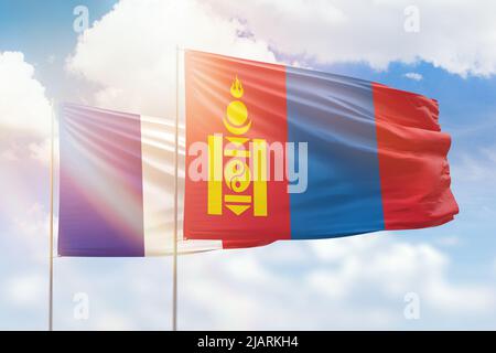 Sonniger blauer Himmel und Flaggen der mongolei und frankreichs Stockfoto