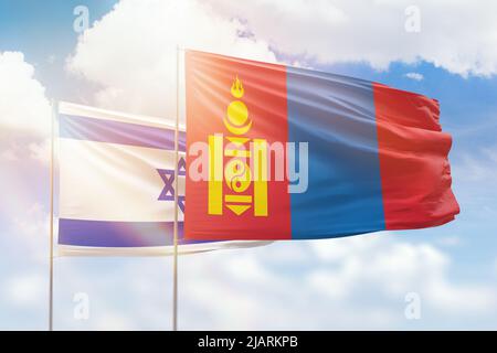 Sonniger blauer Himmel und Flaggen der mongolei und israels Stockfoto