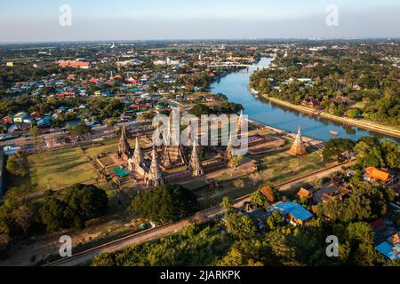 Luftaufnahme des Wat Chaiwatthanaram, berühmter Ruinentempel in der Nähe des Chao Phraya Flusses in Ayutthaya, Thailand Stockfoto