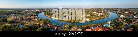 Luftaufnahme des Wat Chaiwatthanaram, berühmter Ruinentempel in der Nähe des Chao Phraya Flusses in Ayutthaya, Thailand Stockfoto