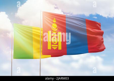 Sonniger blauer Himmel und Flaggen der mongolei und malis Stockfoto