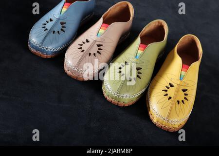 Damenschuhe in verschiedenen Farben Stockfoto