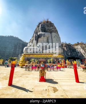 Luang Pho U Thong oder Phra Phuttha Pusaya Khiri Sri Suvarnabhumi, Bhutsaya Khiri Suvarnabhumi, auch bekannt als Rock Buddha in Suphan Buri, Thailand Stockfoto