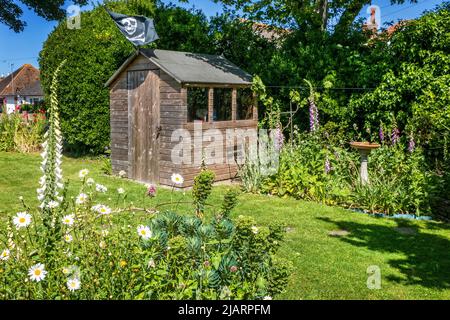 Englischer Cottage Garden im Mai Stockfoto