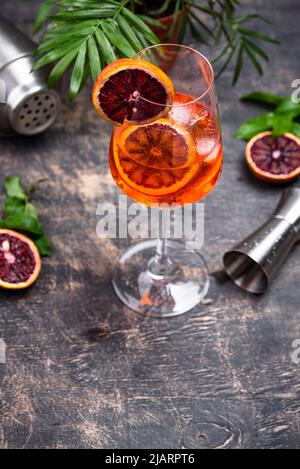 Aperol Spritz Cocktail in großem Weinglas mit blutigen Orangen Stockfoto