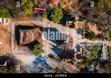 Luftaufnahme des Wat Khao Phra Si Sanphet, Tempel auf dem Hügel, in Suphan Buri, Thailand Stockfoto