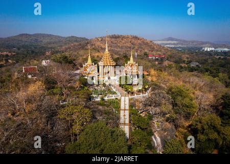 Luftaufnahme des Wat Khao Phra Si Sanphet, Tempel auf dem Hügel, in Suphan Buri, Thailand Stockfoto