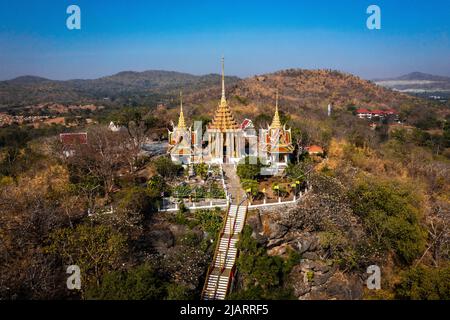 Luftaufnahme des Wat Khao Phra Si Sanphet, Tempel auf dem Hügel, in Suphan Buri, Thailand Stockfoto