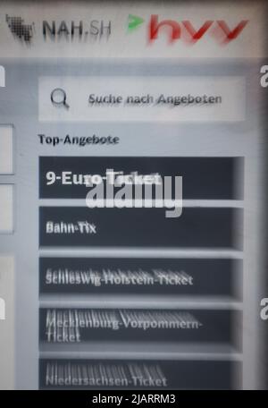 Hamburg, Deutschland. 01.. Juni 2022. Auf der Anzeige eines Ticketautomaten am Hauptbahnhof wird das 9-Euro-Ticket zum Verkauf angezeigt. Seit Juni 1 gilt das 9-Euro-Ticket für den öffentlichen Nahverkehr in ganz Deutschland. (Foto mit Zoom-Effekt) Quelle: Christian Charisius/dpa/Alamy Live News Stockfoto