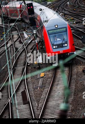 Hamburg, Deutschland. 01.. Juni 2022. Ein Regionalzug fährt in den Hauptbahnhof. Seit Juni 1 gilt das 9-Euro-Ticket für den öffentlichen Nahverkehr in ganz Deutschland. Quelle: Christian Charisius/dpa/Alamy Live News Stockfoto