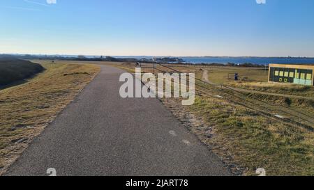 Blick auf den Ferienort Port Zelande und seine Umgebung auf den See und die Dünen unter einem teilweise blauen Himmel Stockfoto